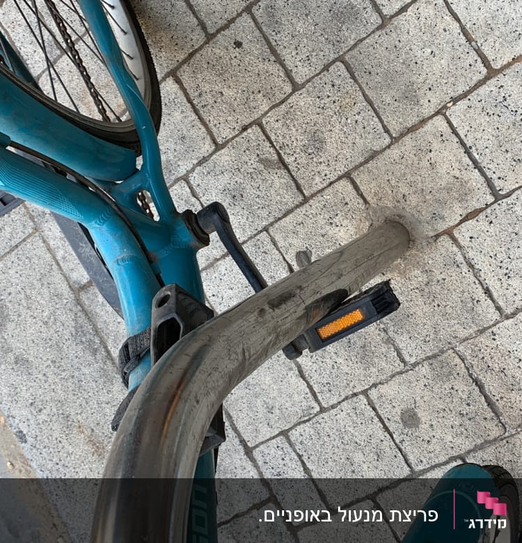 אופניים נעולים למתקן מתכת על מדרכה